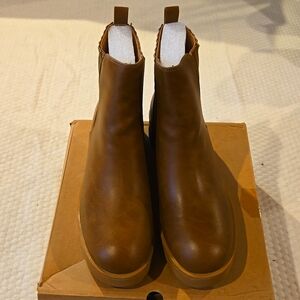 WOMENS NIB LUG SOLE PLATFORM ANKLE BOOTS 👢